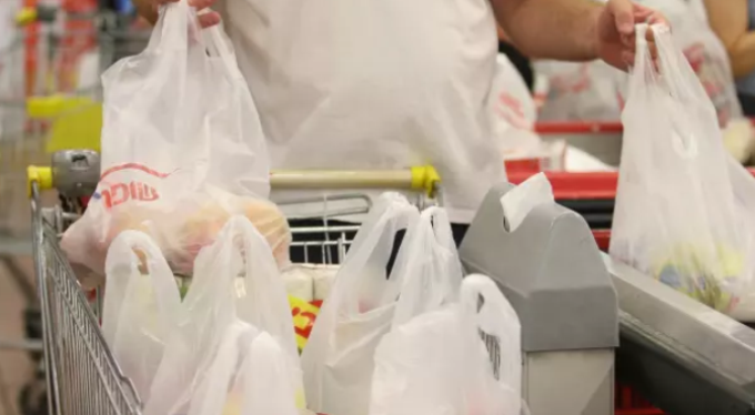 Shtohen shqetesimet per taksen e plastikes - Financat: Udhezimi brenda javes